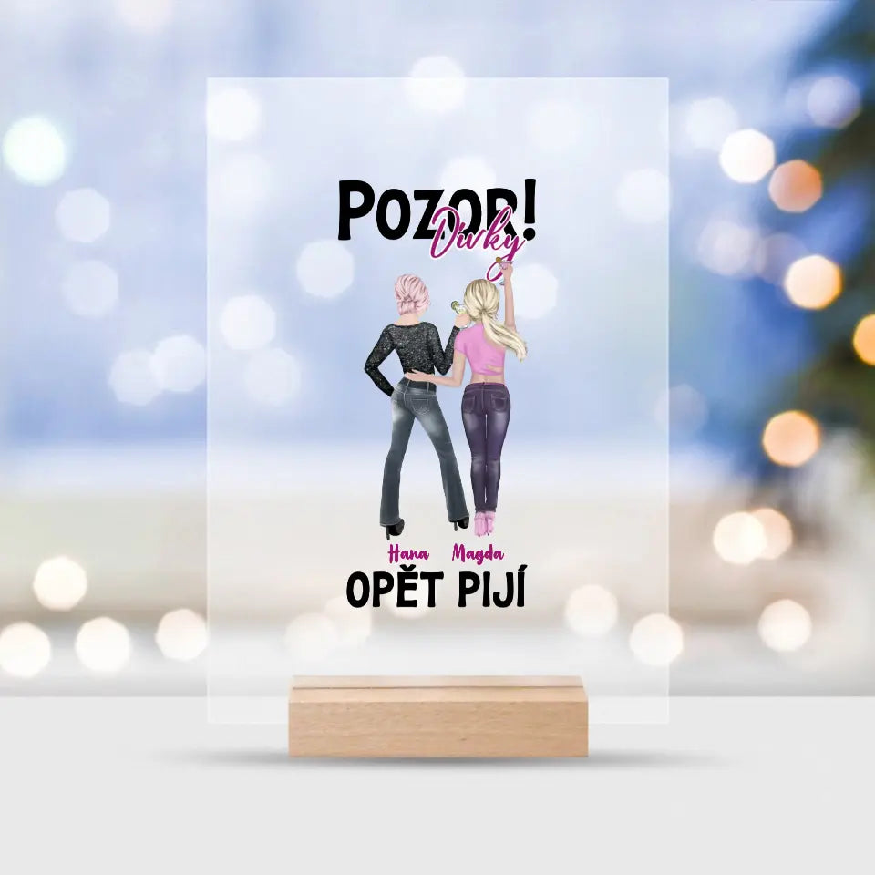 Pozor! Dívky opět pijí.