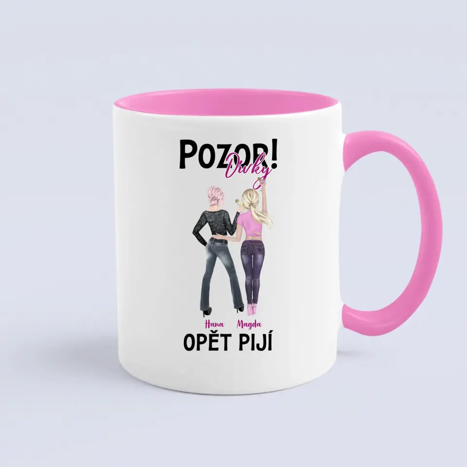 Pozor! Dívky opět pijí.