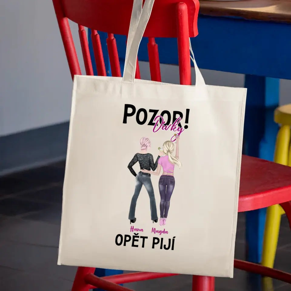 Pozor! Dívky opět pijí.