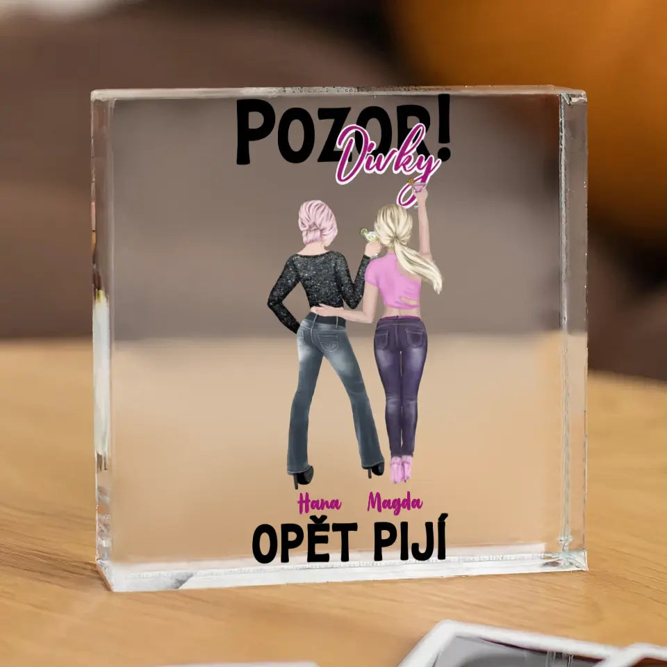 Pozor! Dívky opět pijí.