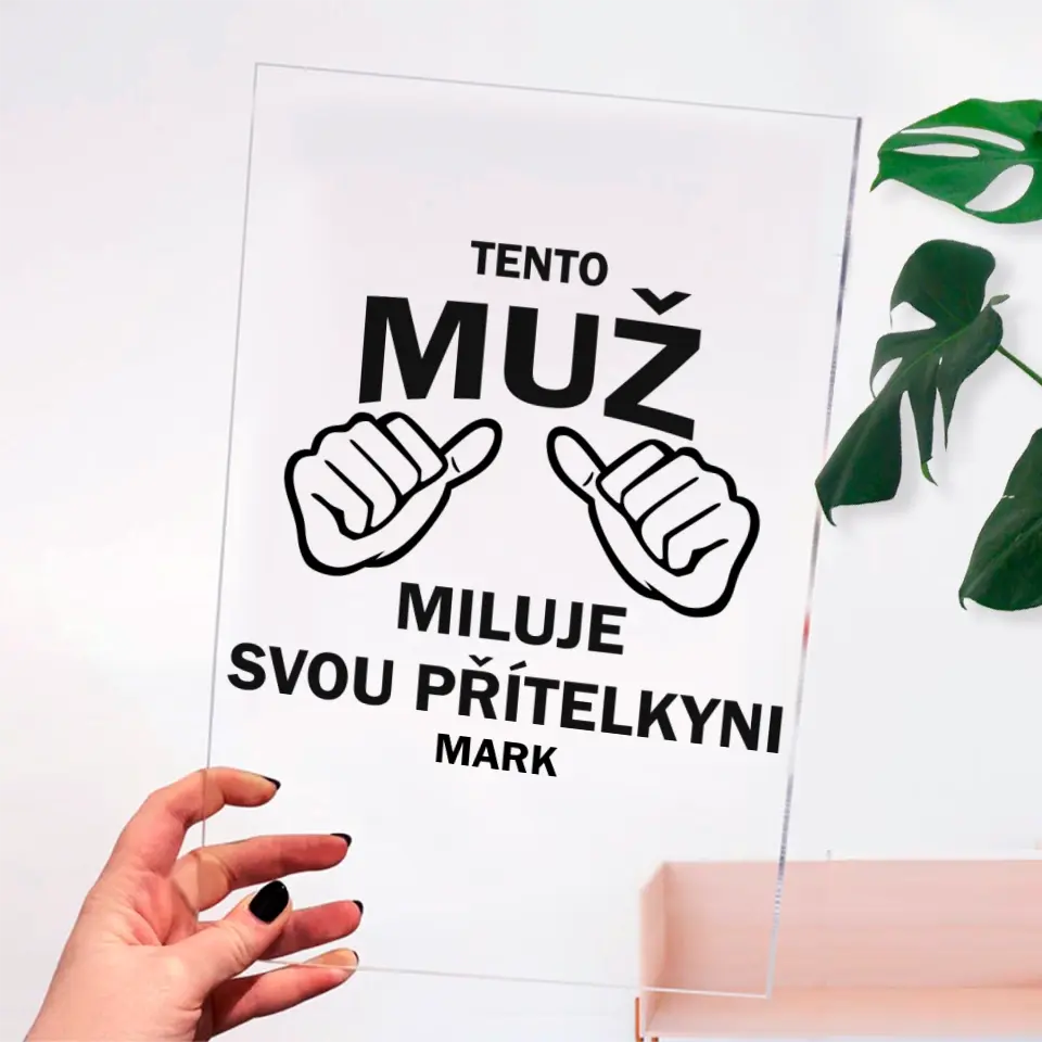 Tento Muž Miluje Svou Přítelkyni