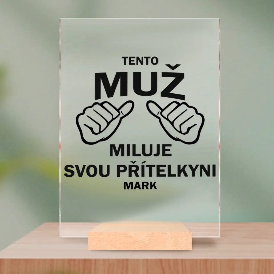 Tento Muž Miluje Svou Přítelkyni