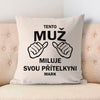 Tento Muž Miluje Svou Přítelkyni